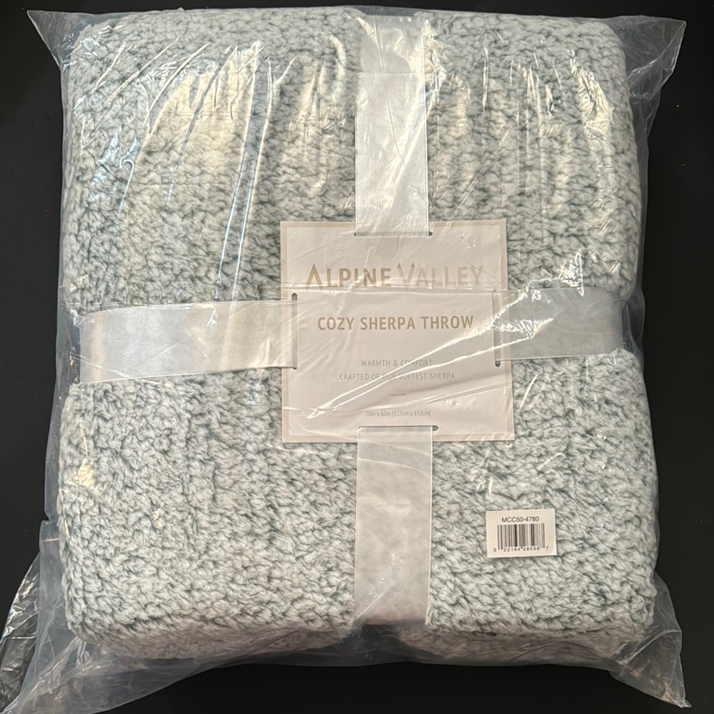 Alpine Valley Cozy Sherpa Throw